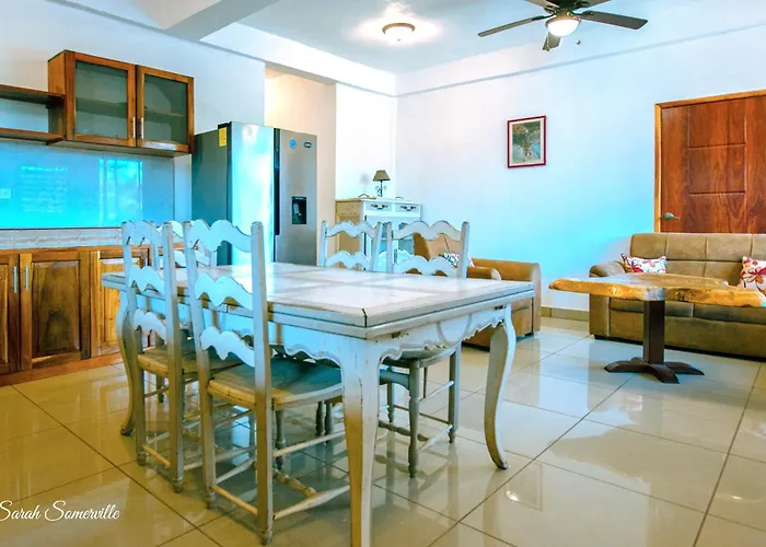 1 Large Beautiful Poolside With Ac! Great Location! Aparthotel